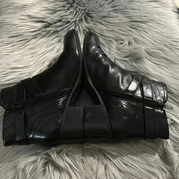 Unisa Payta Black Buckle Leather Boots  Bootie Size 9 Block Heel Fall EUC School - Picture 8 of 14